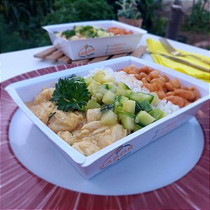 Cubos de frango c/ creme de mandioca + Arroz, feijão e abobrinha