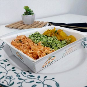 Strogonoff de frango zero lactose + Arroz de brócolis + Cabotiá refogada