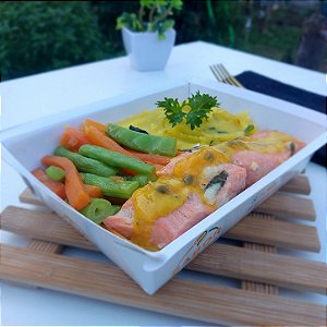 Filé de Salmão c/ molho de maracujá + Purê de mandioquinha + Vagem e cenoura