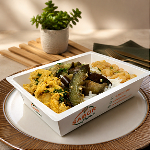 Iscas de frango c/ ervas finas + Arroz, Feijão e Berinjela no azeite