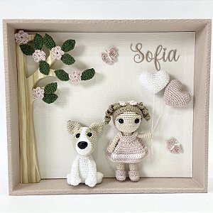 Porta maternidade feminino com menina no jardim com 1 cachorrinho