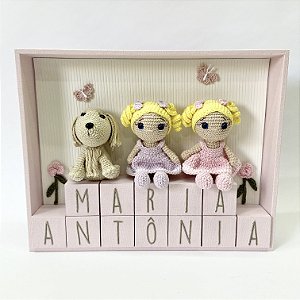 Porta maternidade feminino de cubos com 2 meninas e 1 cachorro