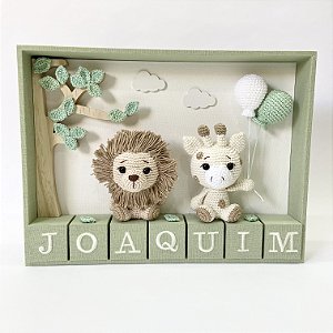 Porta maternidade masculino Safari com 2 amigurumi