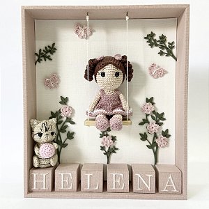 Porta maternidade com menina no balanço e gatinho