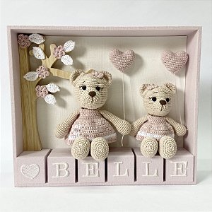 Porta maternidade feminino com 2 ursinhas no jardim