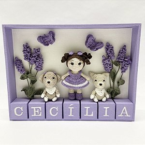 Porta maternidade com menina, dois cachorros e lavanda