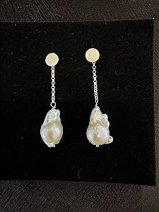 Brinco Pendente com Pérola Barroca