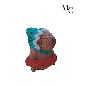 Capivara Tubarão c/ boia vermelha - Amigurumi