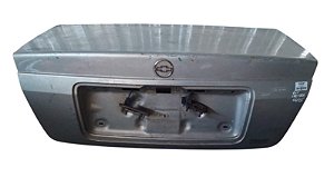 Tampa Traseiro Gm Vectra Sedan 2000 a 2005 Com detalhe