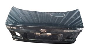 Tampa Traseira Toyota Corolla Sedan 1998 a 2002 com detalhe