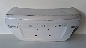 Tampa Traseira Nissan Versa Sedan 2011 a 2018 Com detalhe