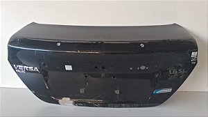 Tampa Traseira Nissan Versa Sedan 2011 a 2018 Com detalhe