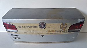Tampa Traseira Fiat Siena Sedan 2011 a 2015 Com detalhe