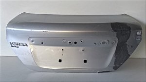 Tampa Traseira Nissan Versa Sedan 2011 a 2018 Com detalhe