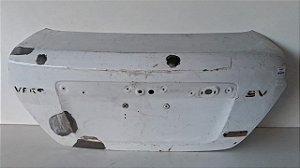 Tampa Traseira Nissan Versa Sedan 2011 a 2018 Com detalhe