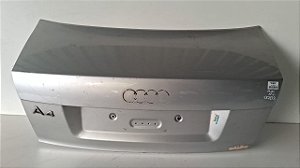 Tampa Traseira Audi A4 Sedan 2000 a 2003 Com detalhe