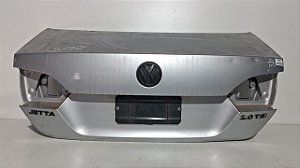 Tampa Traseira Sedan Vw Jetta 2011 a 2015 Com detalhe