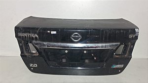 Tampa Traseiro Sedan Nissan Sentra 2014 a 2019 Com detalhe