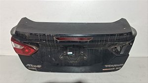 Tampa Traseira Sedan Ford Focus titanium 2014 a 2016 detalhe