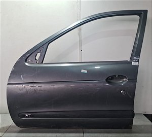Porta Dianteira Esquerda Renault Megane 1998 a 2005 detalhe
