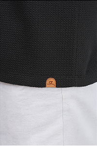 CAMISETA SLIM COM GOLA CARECA EM MALHA TEXTURIZADA