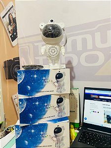 Projetor de luz de galáxia em forma de astronauta