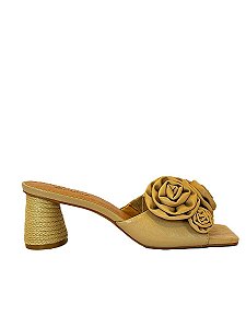 MULE VANUCIA COM FLORES E SALTO HANDMADE