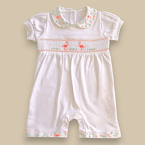 Macaquinho Smock Flamingo Rosa - Branco Liso