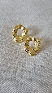 Brinco Redondo Dourado com Efeito Martelado