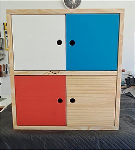 Armário em pinus com portas coloridas
