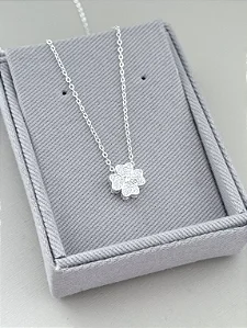 Colar trevo cravejado cristal