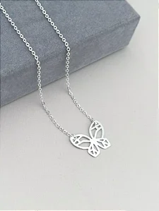 Colar borboleta desenhada