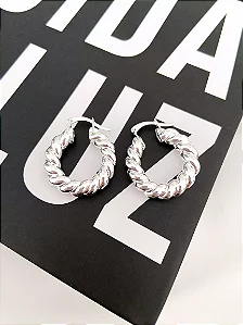 Brinco argola torcida