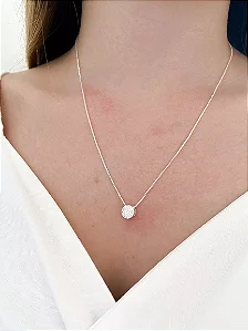 Colar pingente redondo cravejado