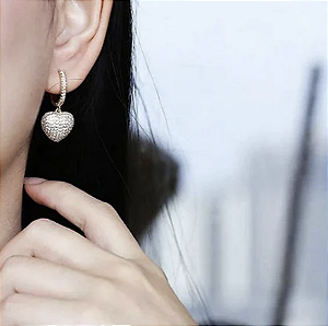 BRINCO ARGOLINHA CORAÇÃO CRAVEJADO