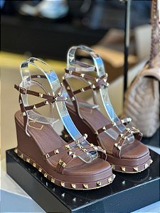 SANDALIA ANABELA COM TACHAS