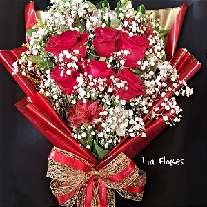 Buquê Ramalhete com 7 rosas e Gypsophila Mosquitinho