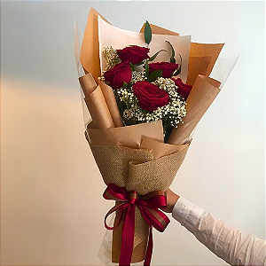Buquê Cinco Rosas com Flores e Folhagens