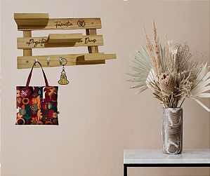 Prateleira e porta chaves em madeira.