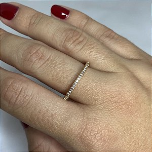 MEIA ALIANÇA MINIMALISTA COM ZIRCÔNIAS