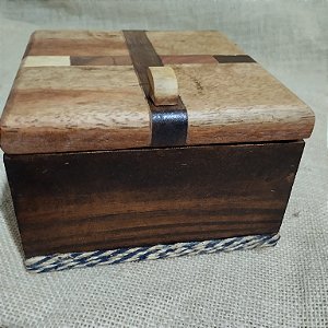 Porta Joias (em madeira maciça) 17x17x11cm