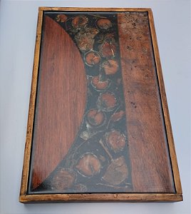Bandeja em madeira maciça e resina (42x27x4cm)