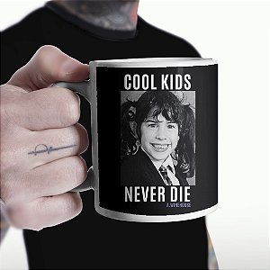 Caneca Cool Kids Never Die Amy Winehouse Branca