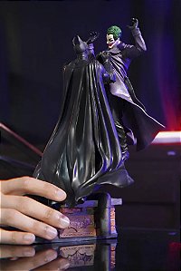 Estátua Colecionável Batman e Coringa Joker Arkham Collector Edition DC Comics 28 cm