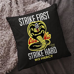Almofada Strike First Strike Hard No Mercy Dojo Sensei John Kreese Cobra Kai Karate Kid 45x45