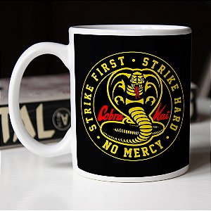 Caneca Cilíndrica Cobra Kai Logo Strike First Strike Hard No Mercy Branca