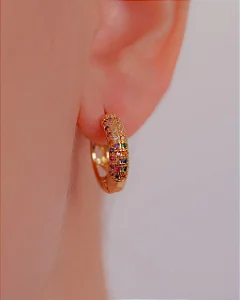 Brinco Argola Cravejada de Cristais Coloridos no Dourado