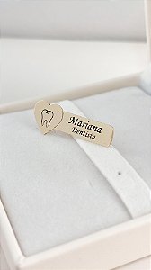 Broche Personalizado Profissional – Coração com Dente Banhado a Ouro 18k