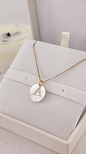 Colar Personalizado com Inicial ( A ) e Madrepérola – Banhado a Ouro 18k