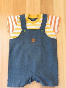 Jardineira de jeans com blusinha listrada